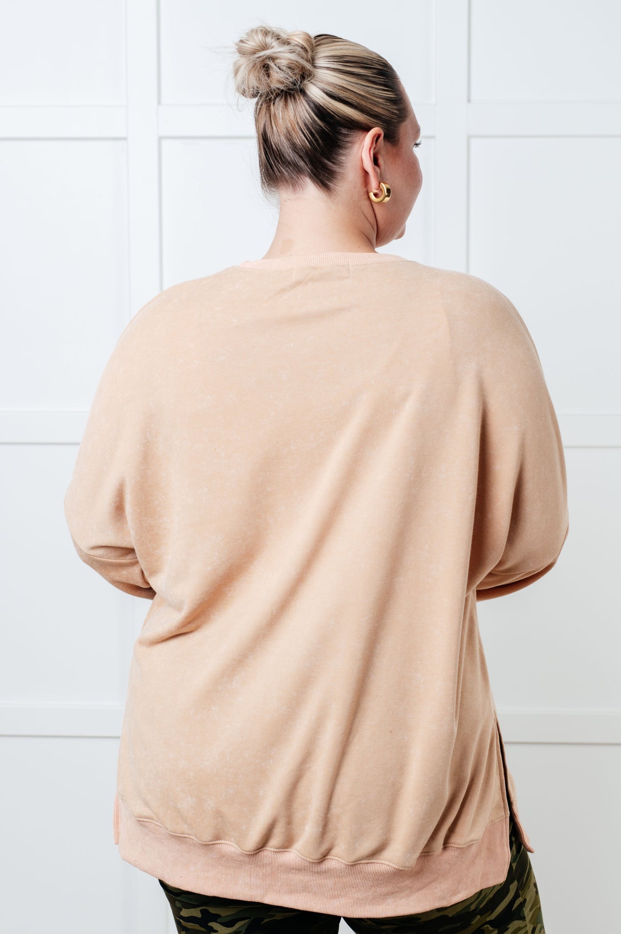 Sudadera extragrande No Plain Jane en color caqui