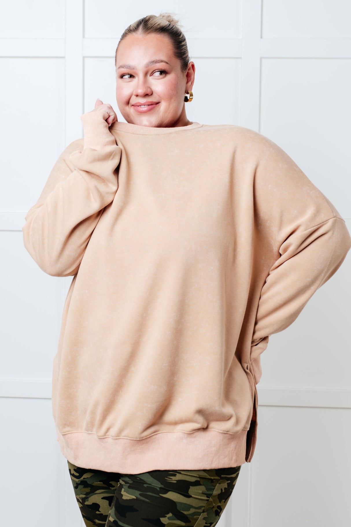 Sudadera extragrande No Plain Jane en color caqui