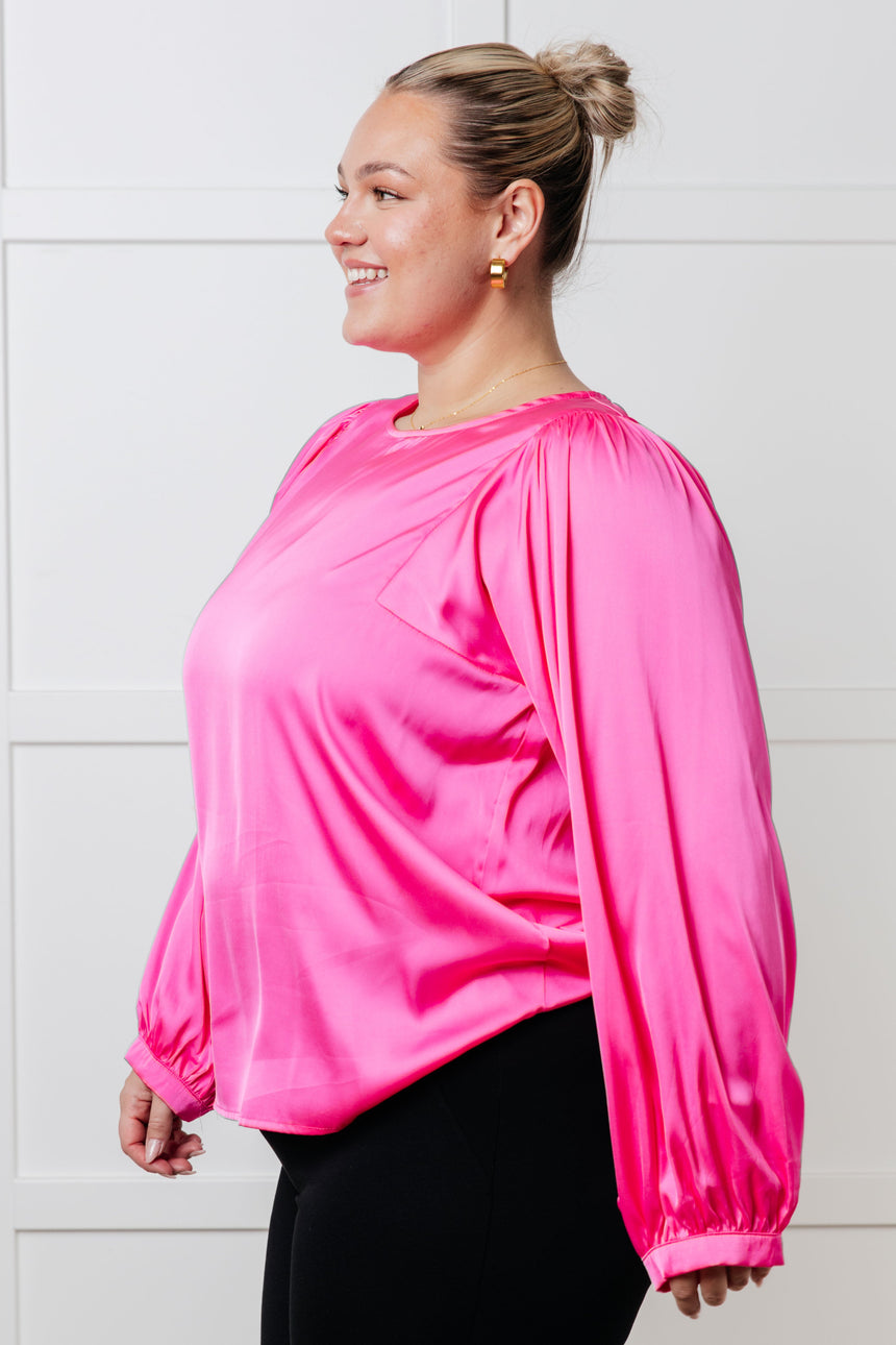 Blusa de satén con mangas abullonadas sin exagerar