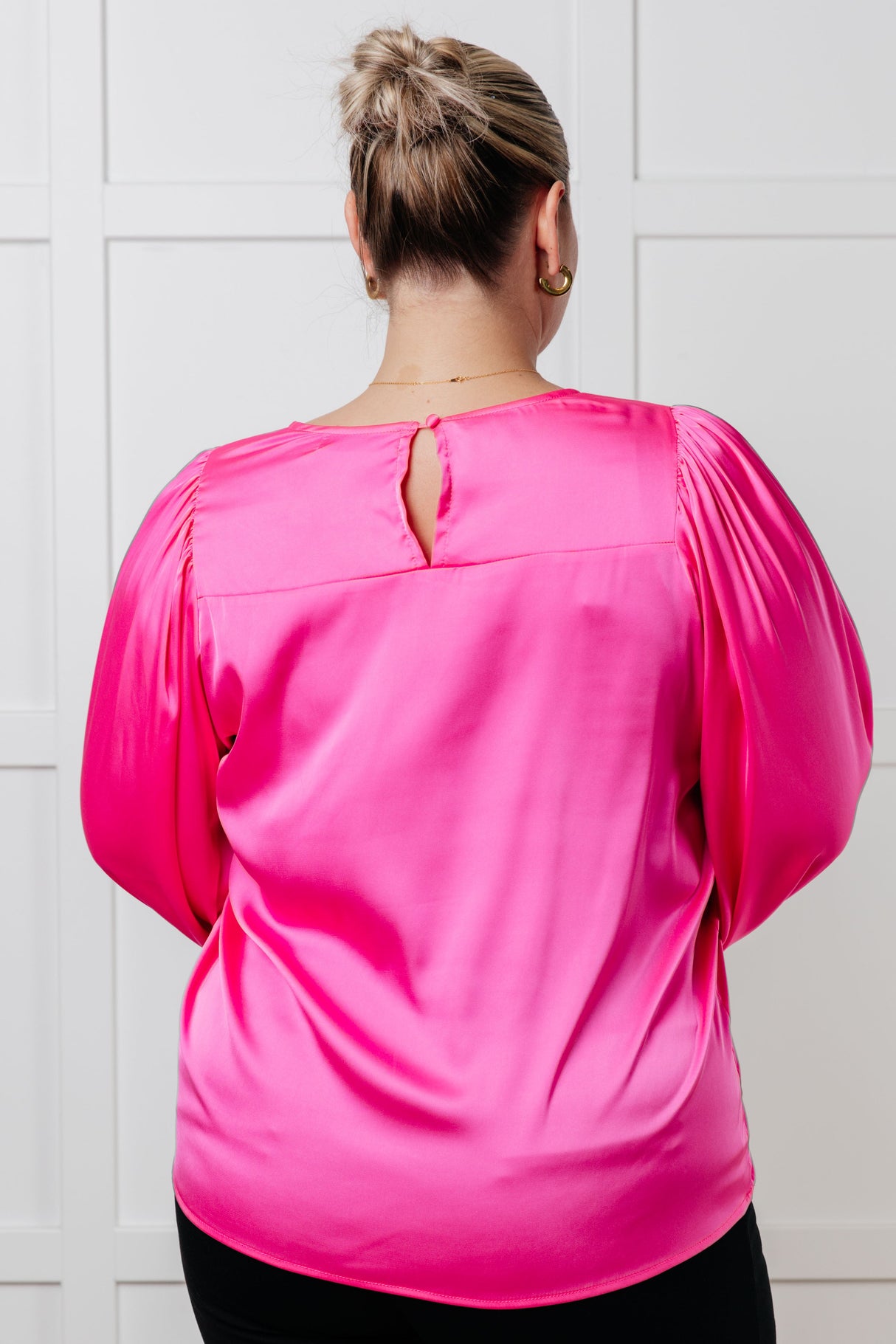 Blusa de satén con mangas abullonadas sin exagerar