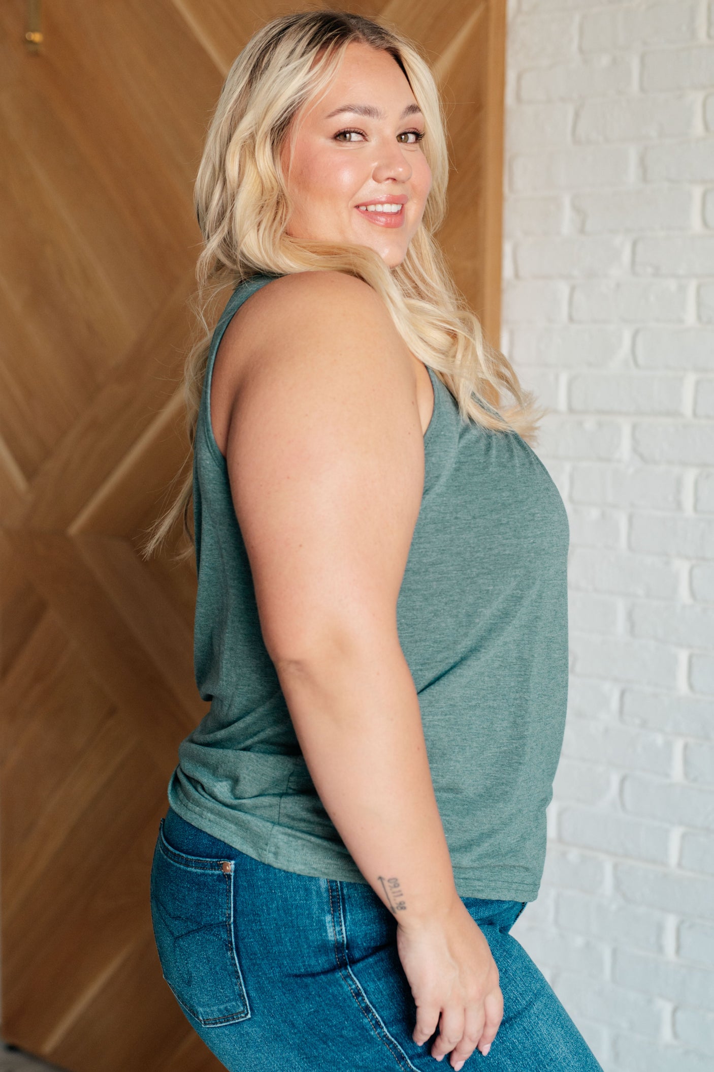 Camiseta de tirantes con cuello en V Not So Anxious en color niebla