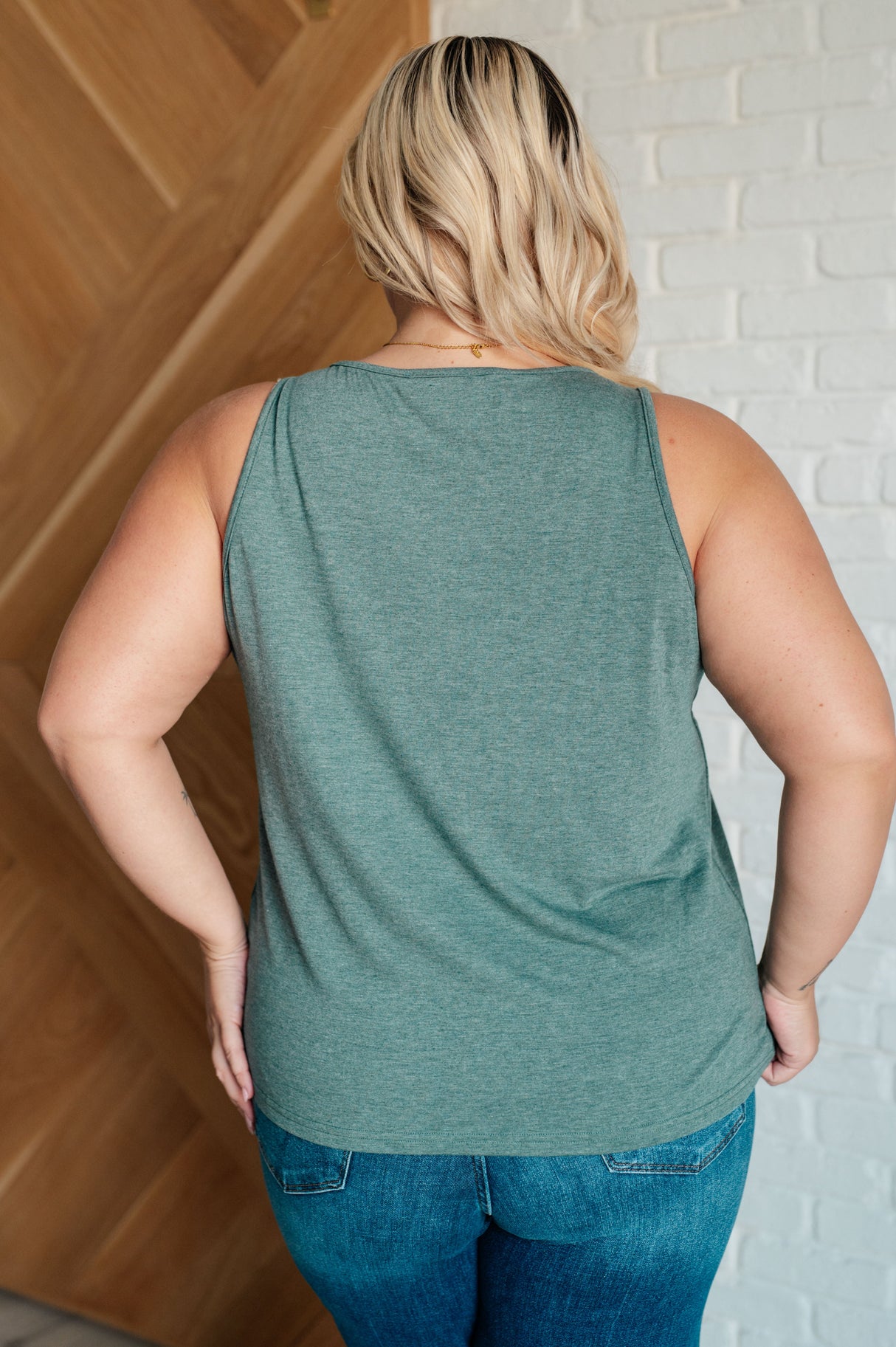 Camiseta de tirantes con cuello en V Not So Anxious en color niebla