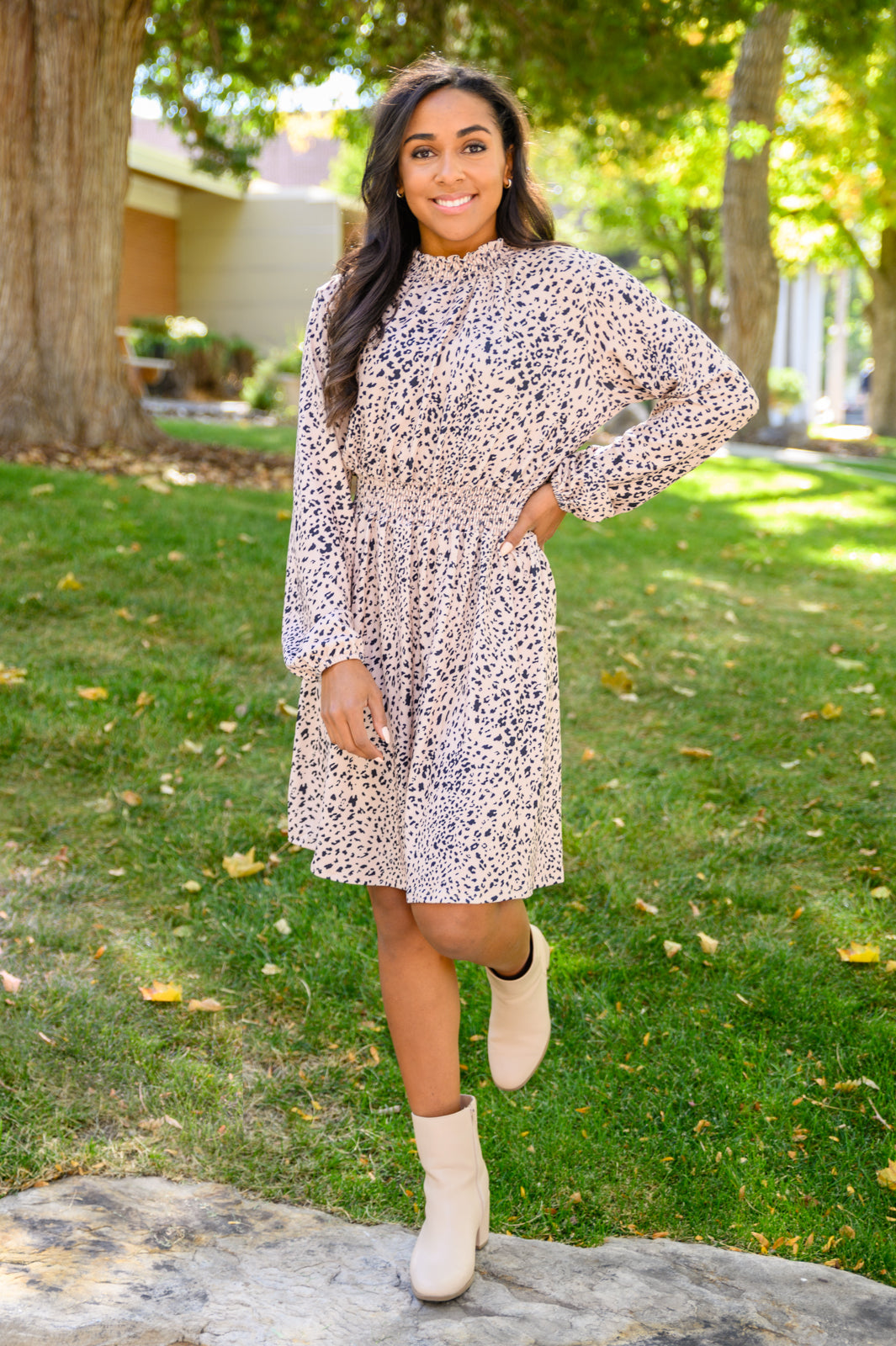Vestido Ophelia con estampado animal y cintura fruncida 