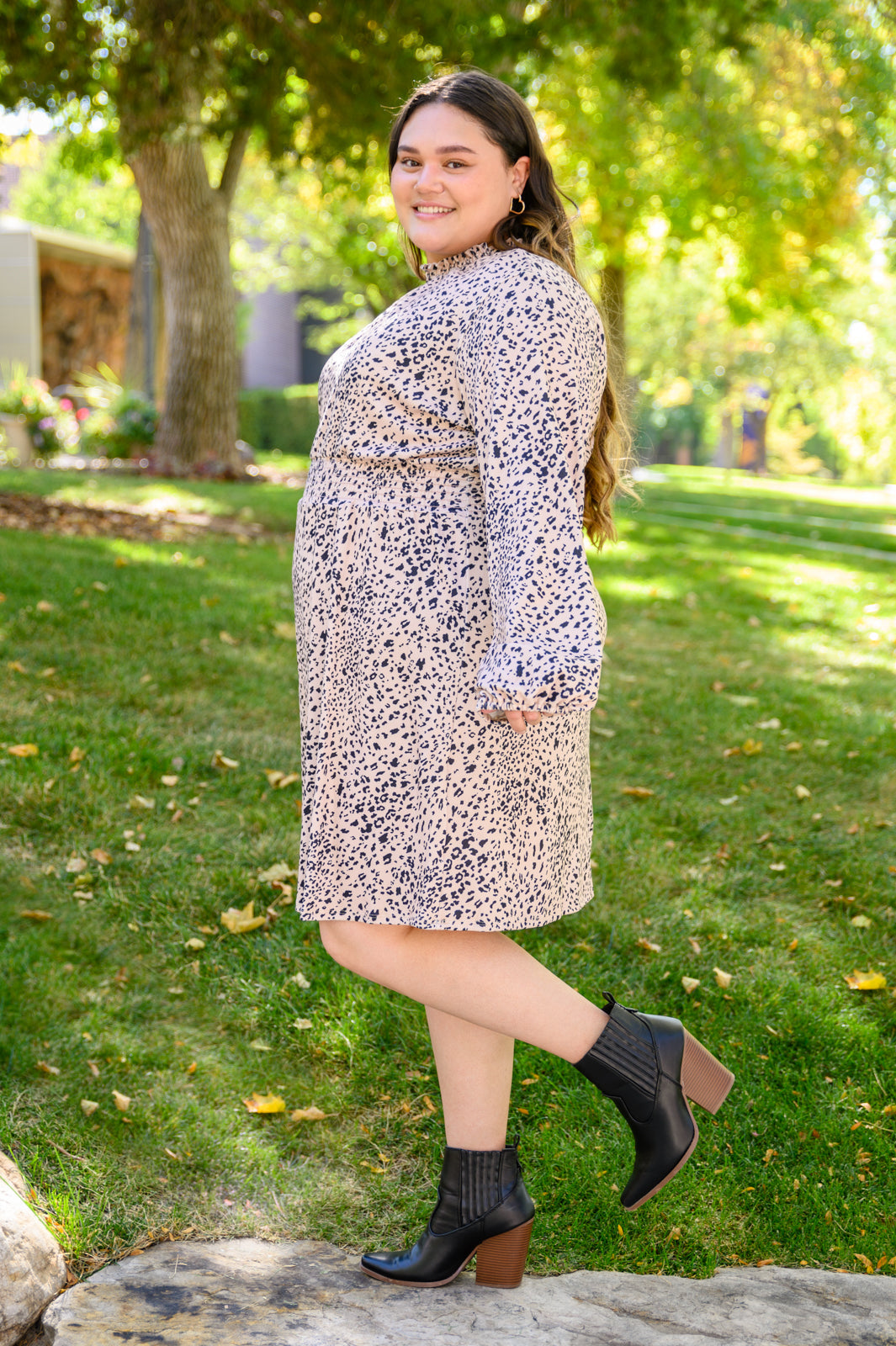 Vestido Ophelia con estampado animal y cintura fruncida 