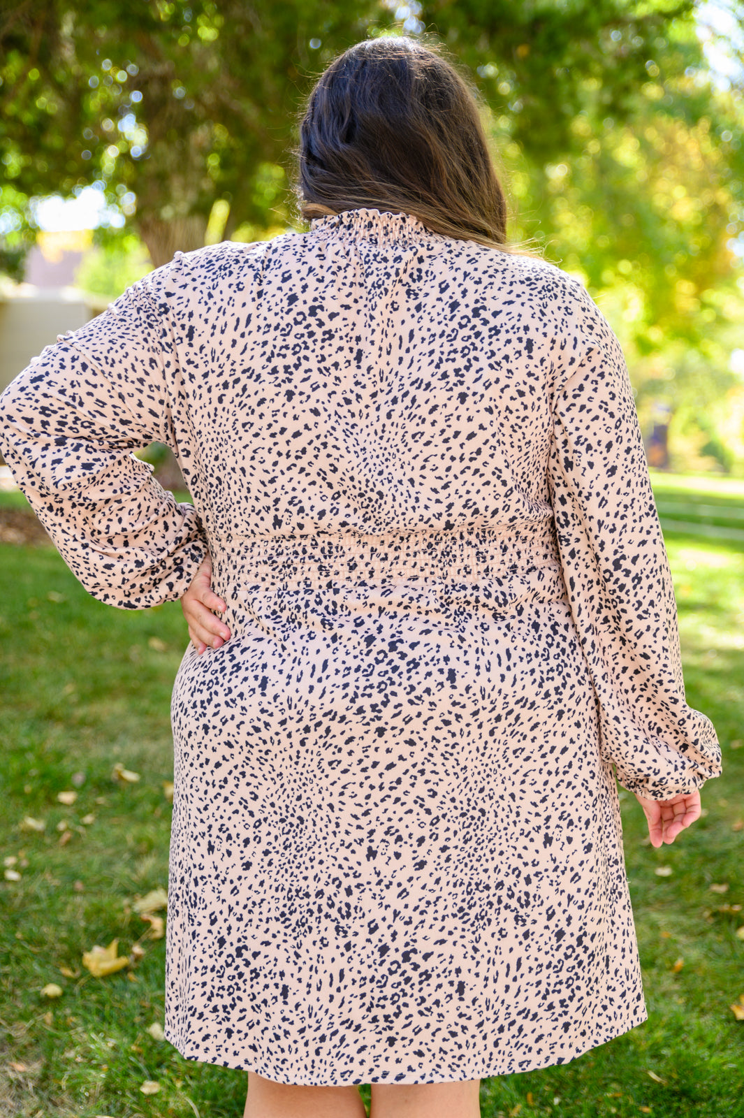 Vestido Ophelia con estampado animal y cintura fruncida 