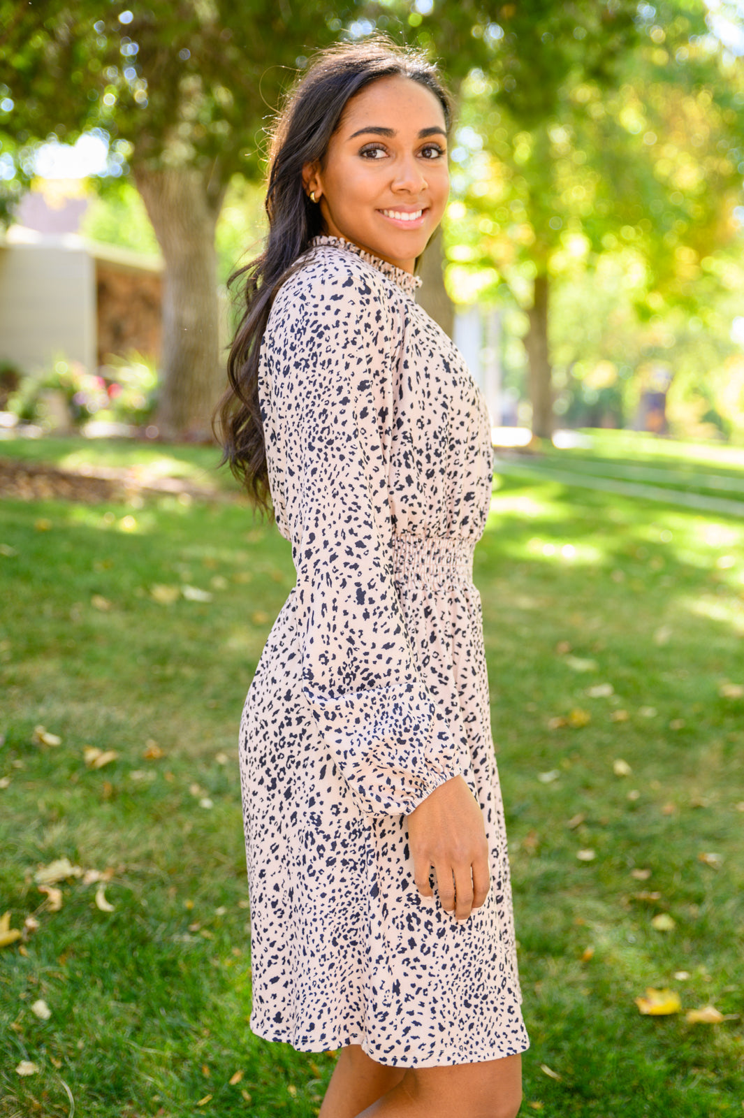 Vestido Ophelia con estampado animal y cintura fruncida 