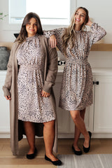 Vestido Ophelia con estampado animal y cintura fruncida 