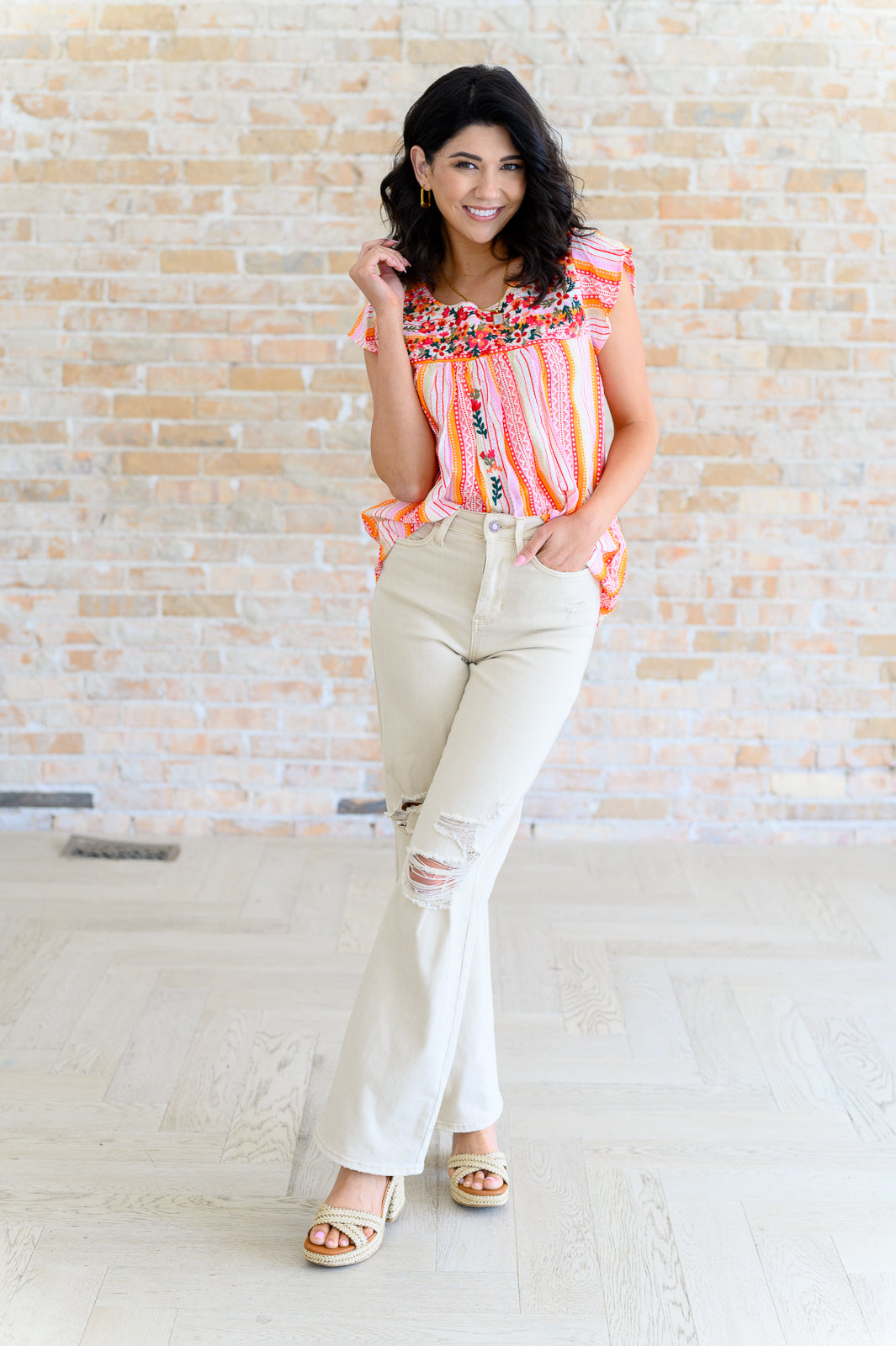 Blusa con mangas onduladas y flores de naranja