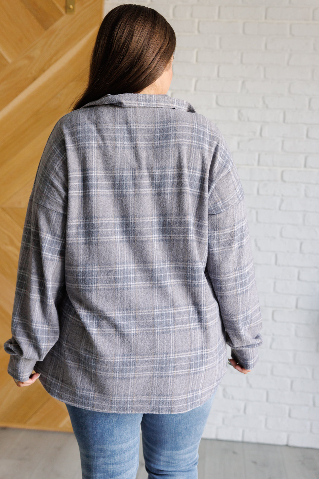 Camisa a cuadros con botones fuera del camino
