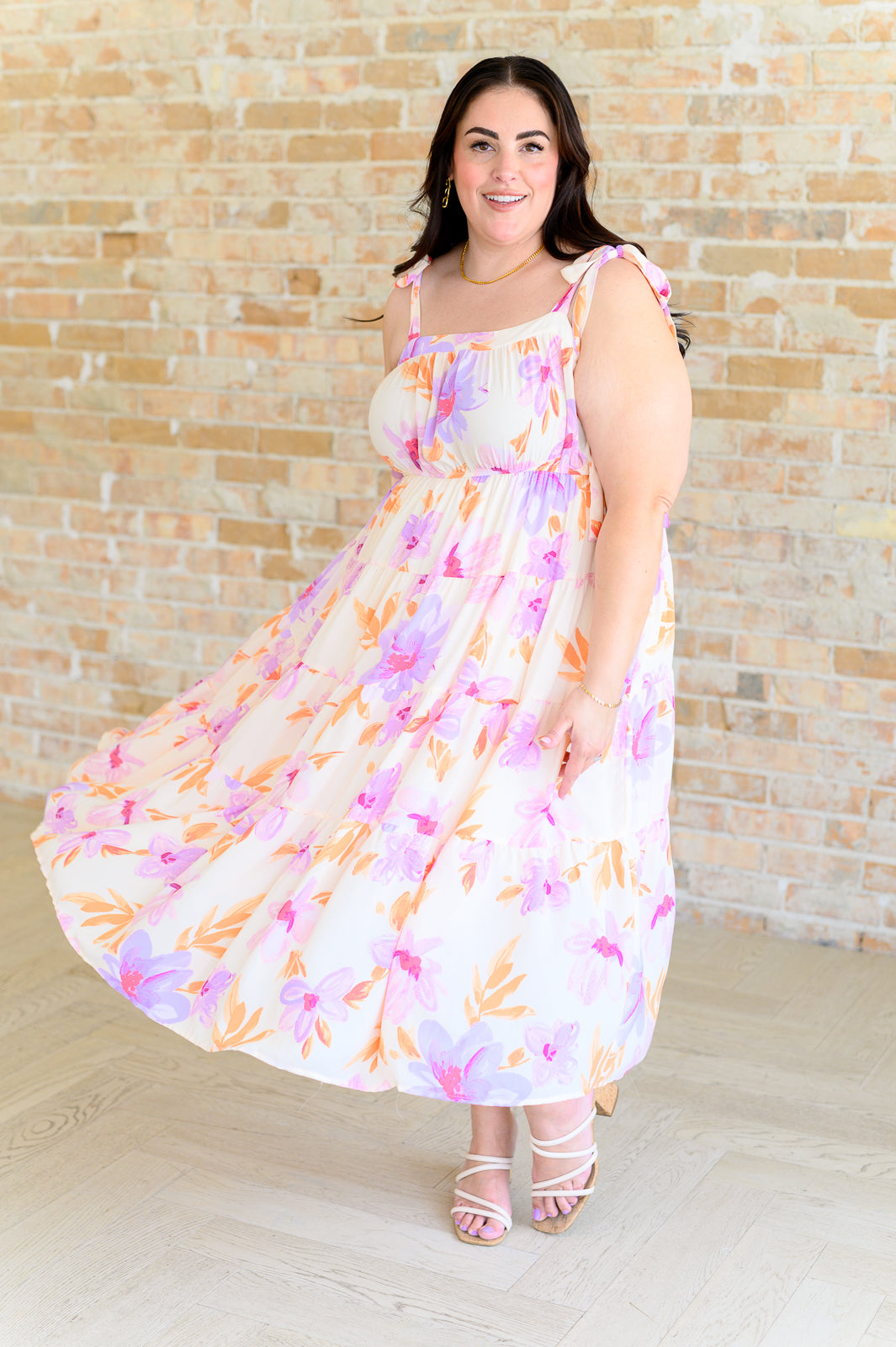 Vestido midi floral con pétalos pastel