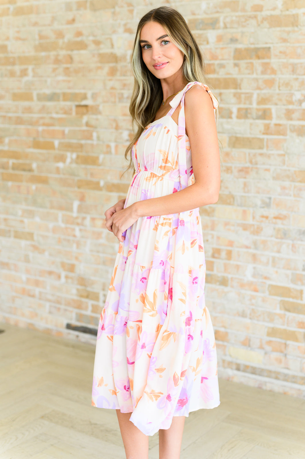 Vestido midi floral con pétalos pastel