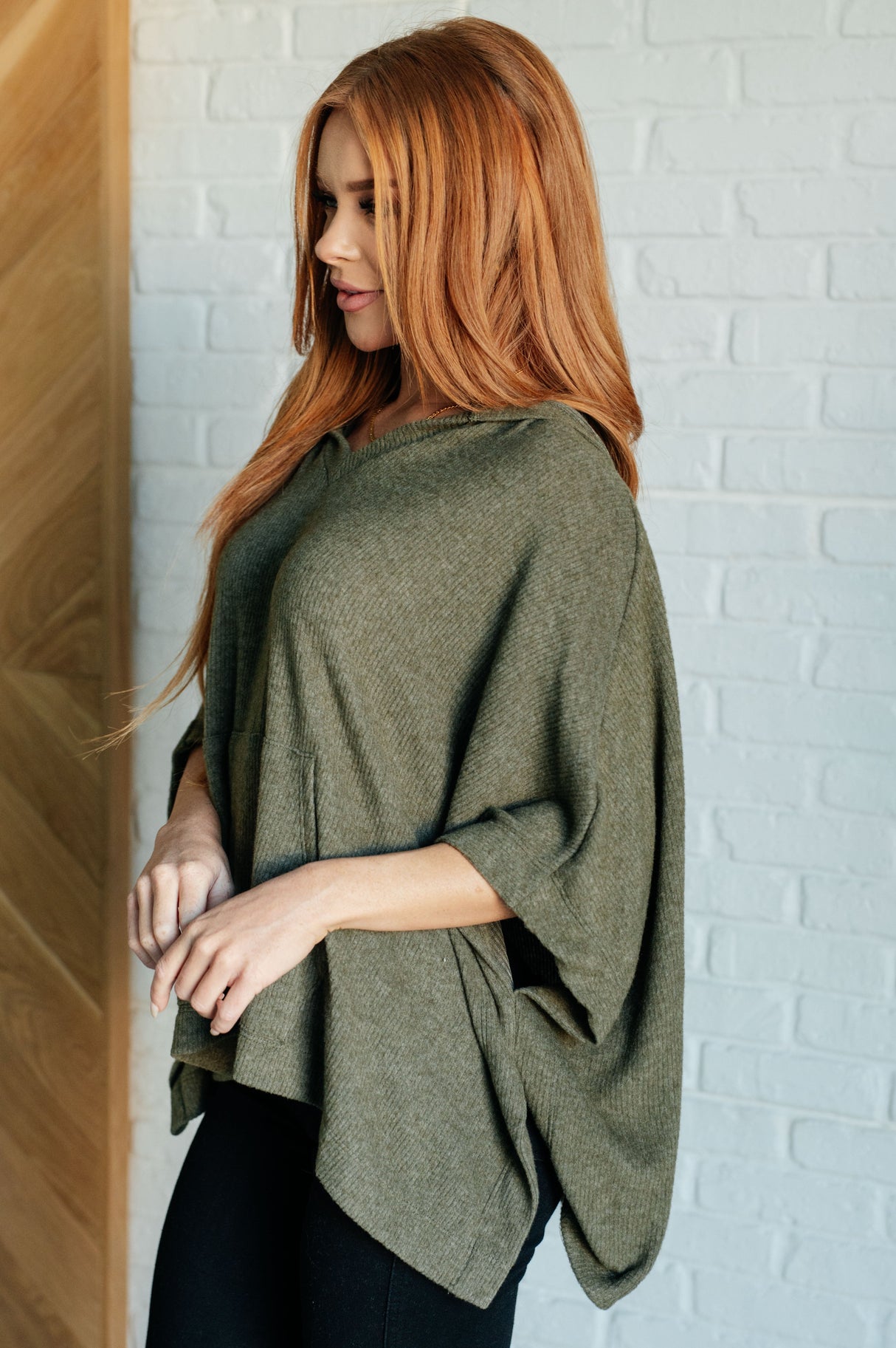 Poncho con capucha Perfectly Poised en color oliva