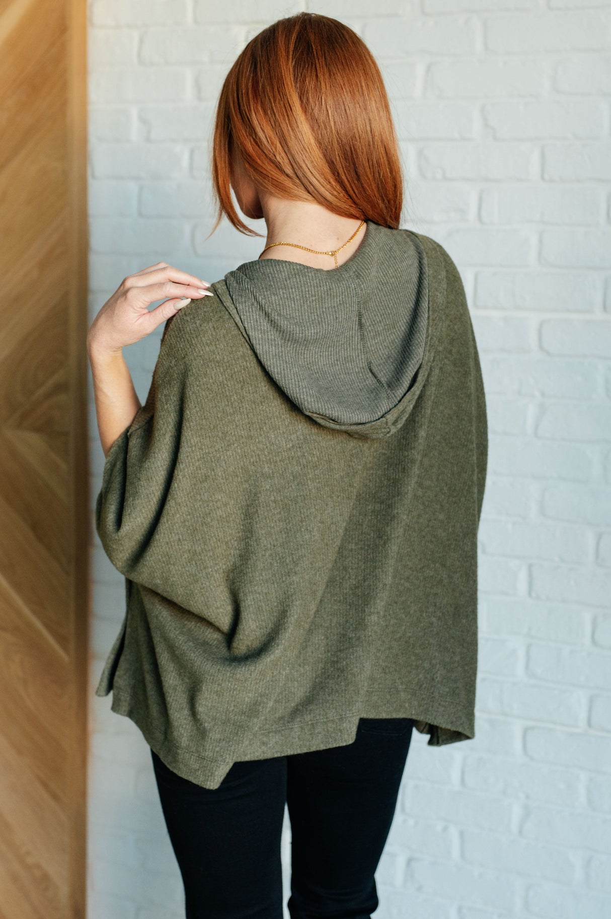 Poncho con capucha Perfectly Poised en color oliva