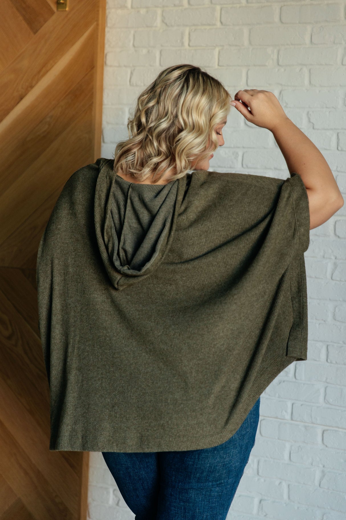 Poncho con capucha Perfectly Poised en color oliva