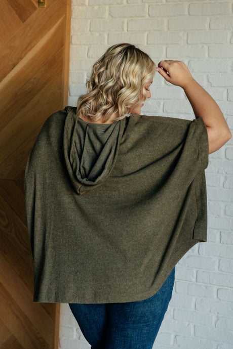 Poncho con capucha Perfectly Poised en color oliva