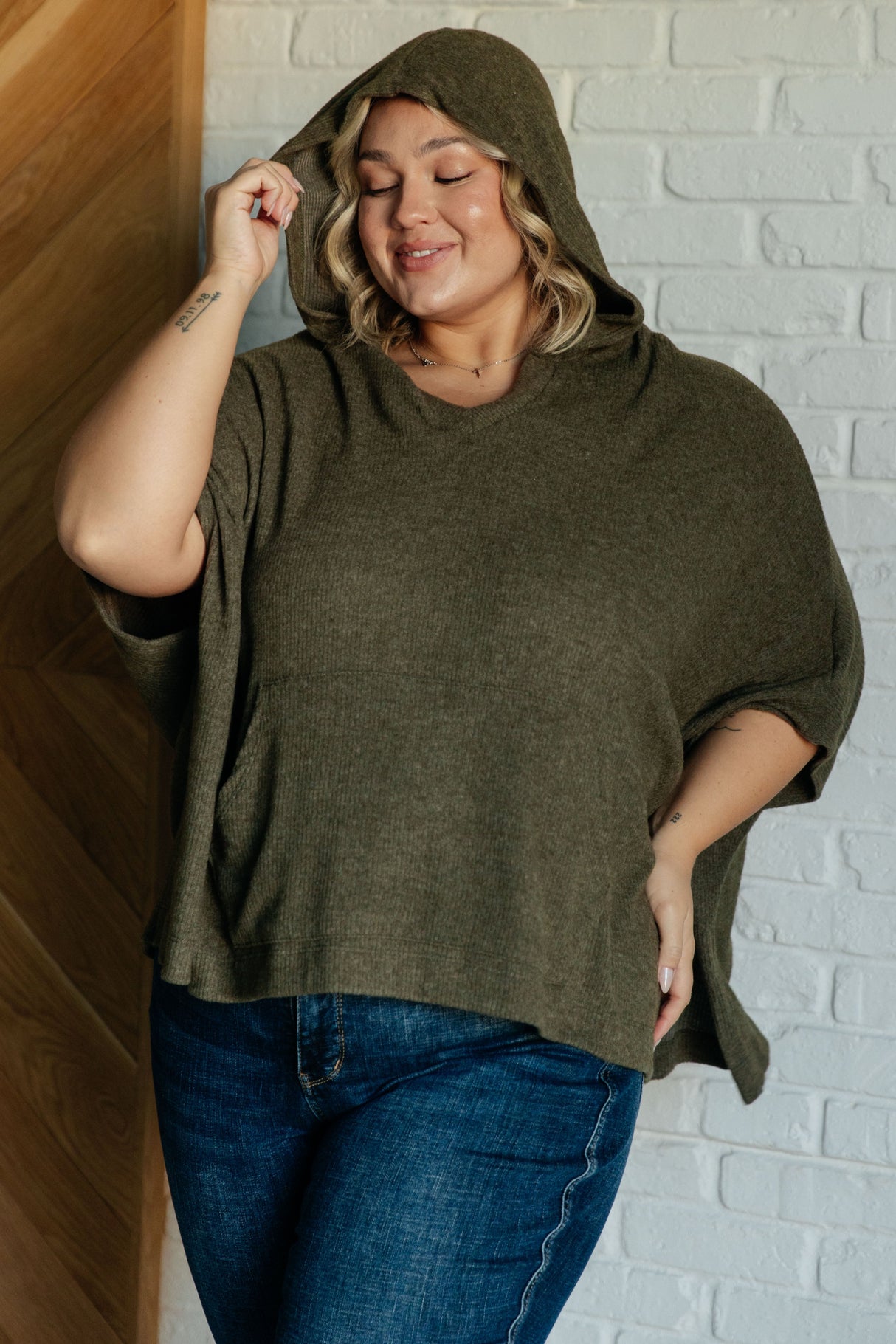 Poncho con capucha Perfectly Poised en color oliva
