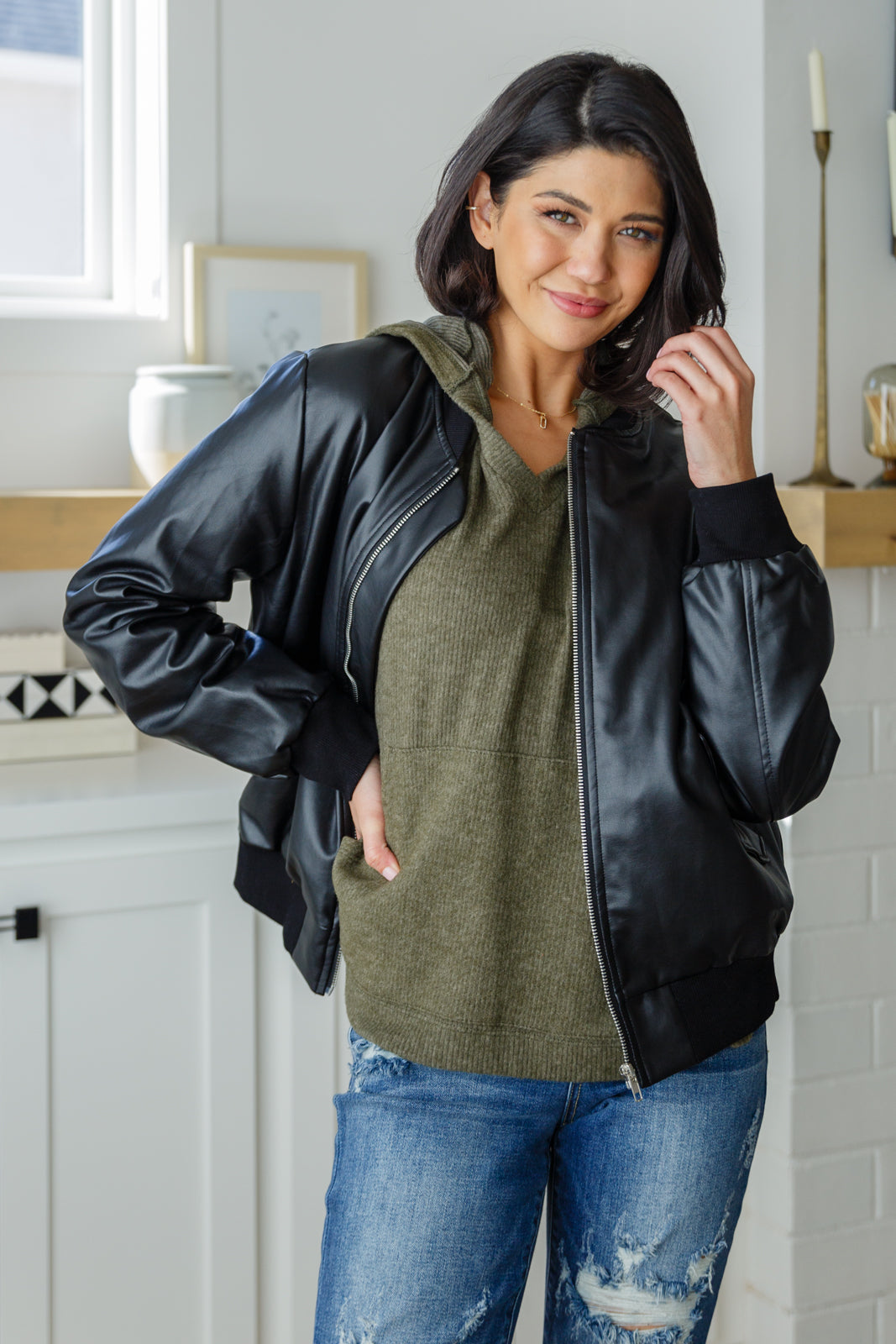 Poncho con capucha Perfectly Poised en color oliva