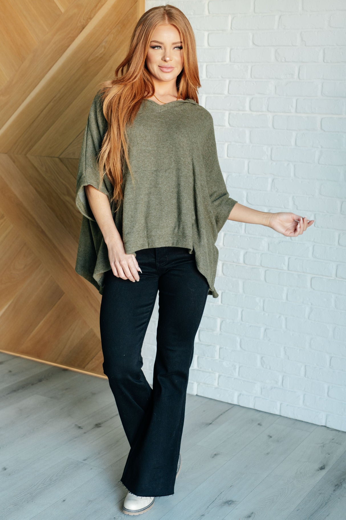 Poncho con capucha Perfectly Poised en color oliva