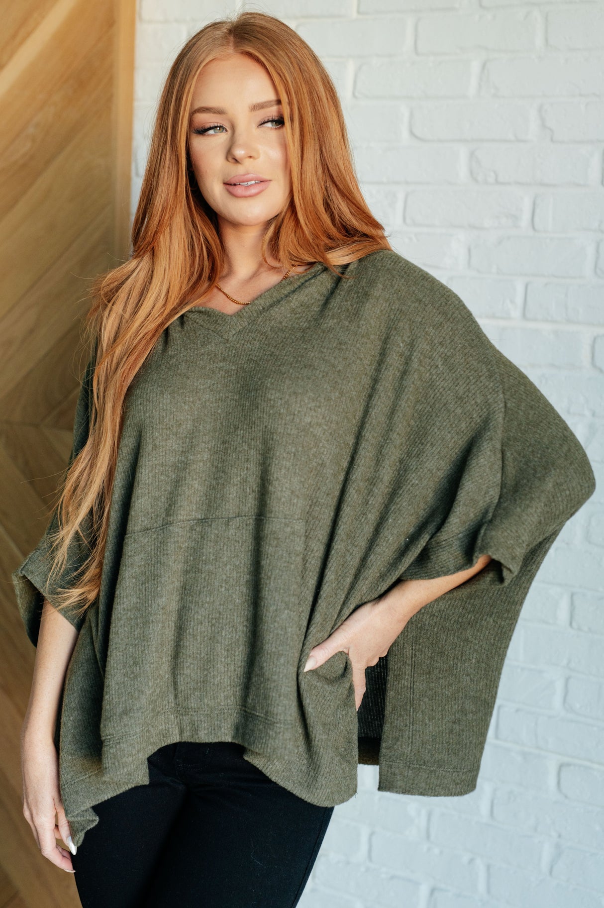 Poncho con capucha Perfectly Poised en color oliva