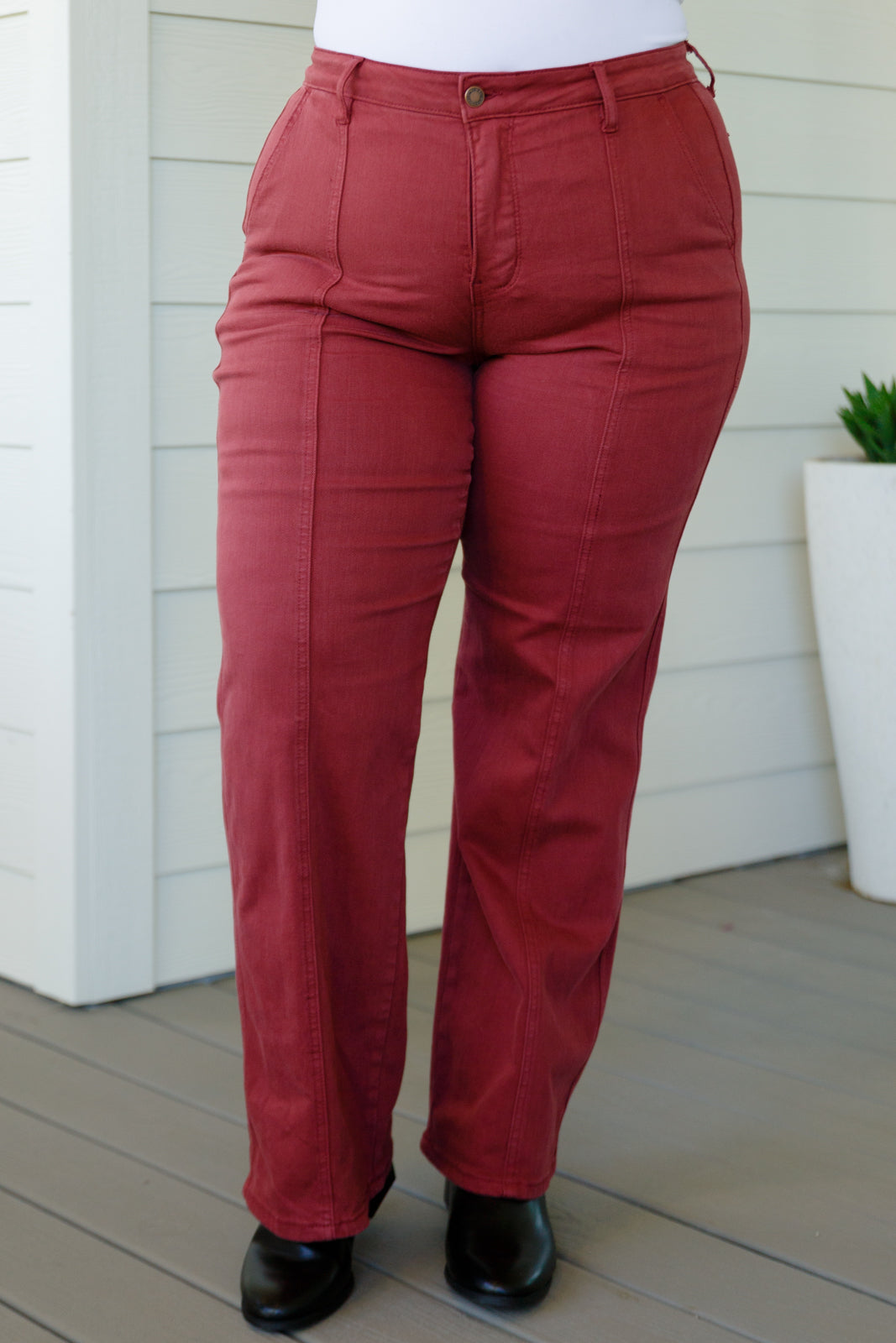 Vaqueros rectos de talle alto Phoebe con costura frontal en color burdeos