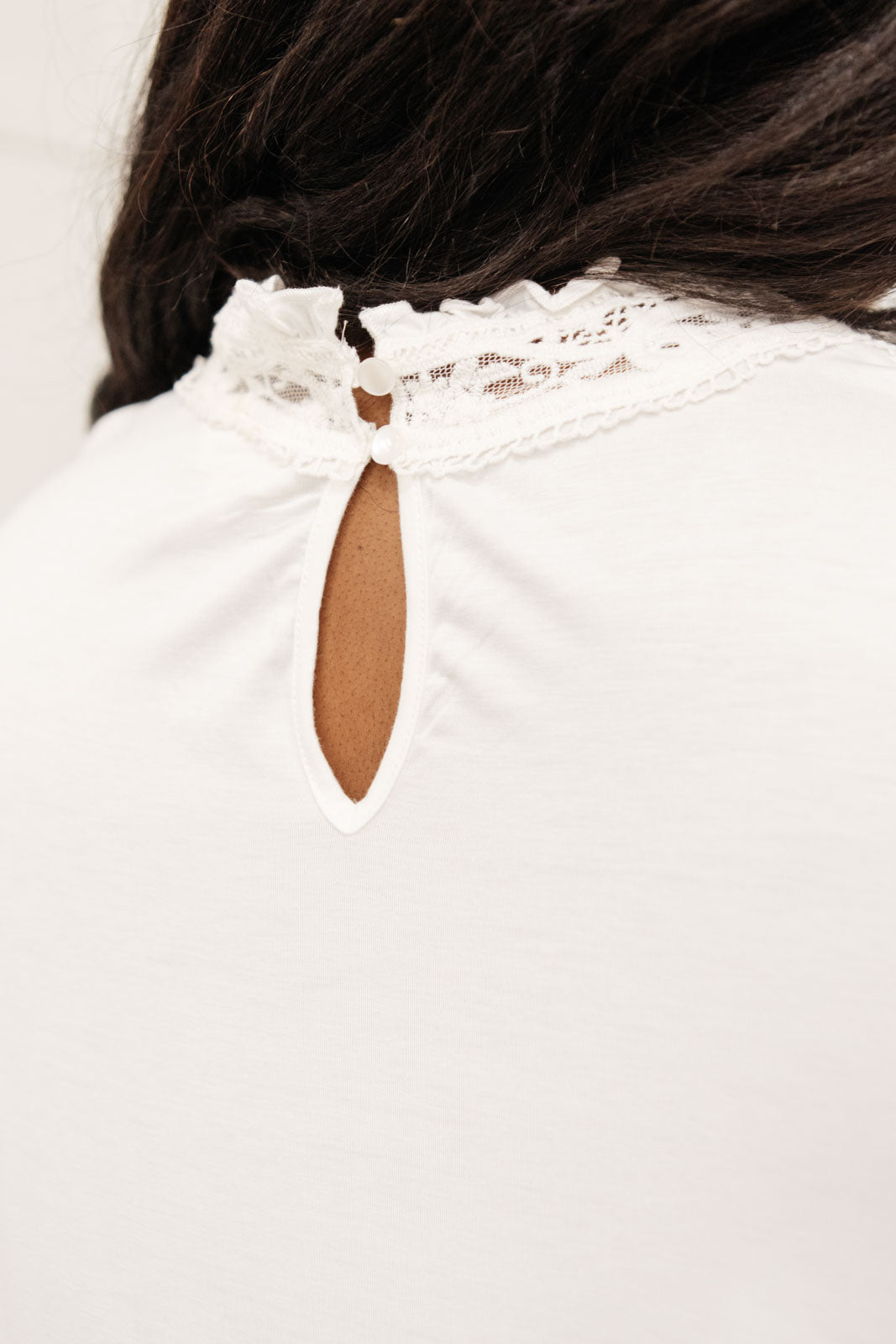 Imagina esta blusa en color blanco hueso.
