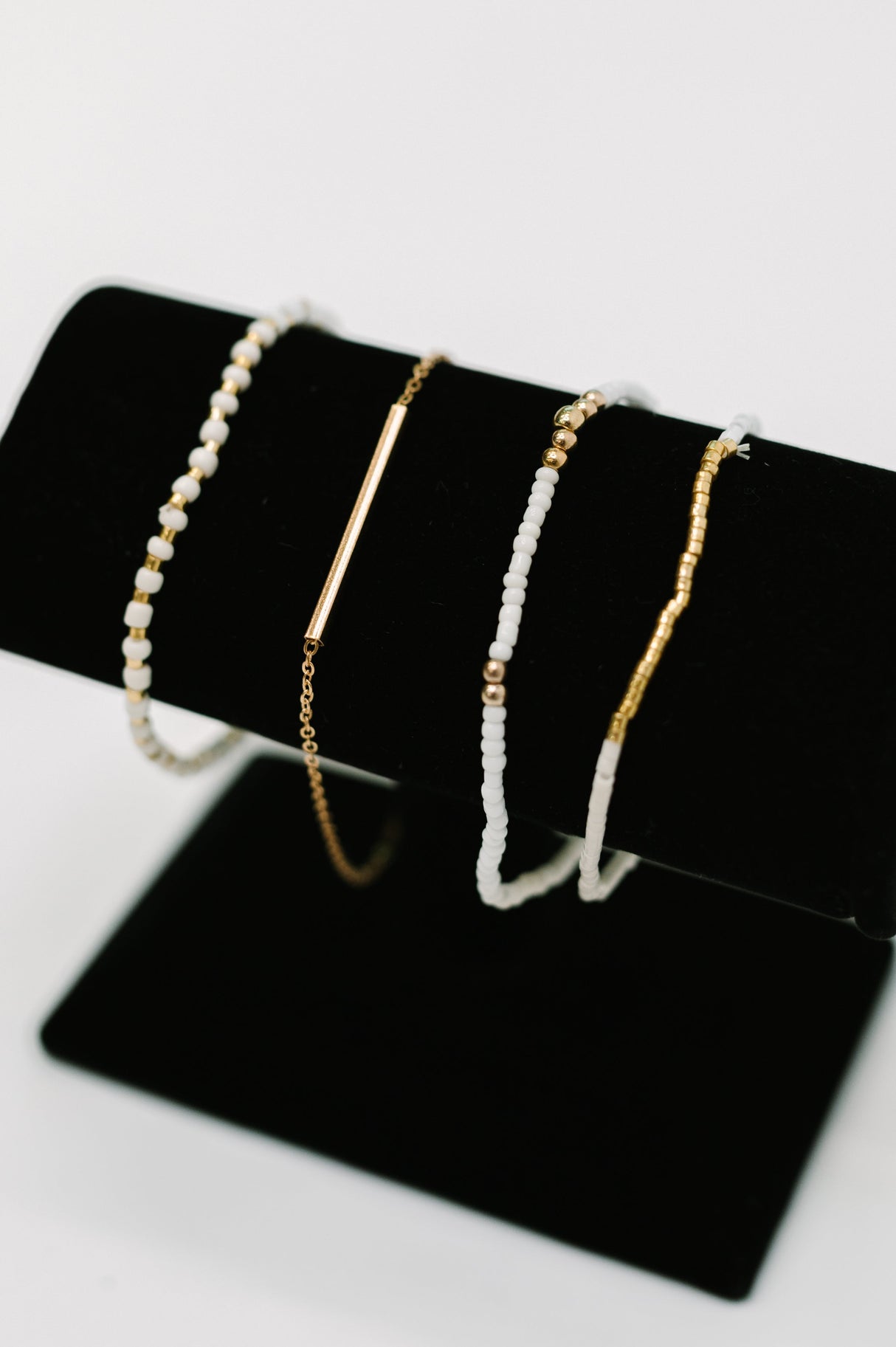 Conjunto de pulsera elegante y pulida en oro blanco y dorado