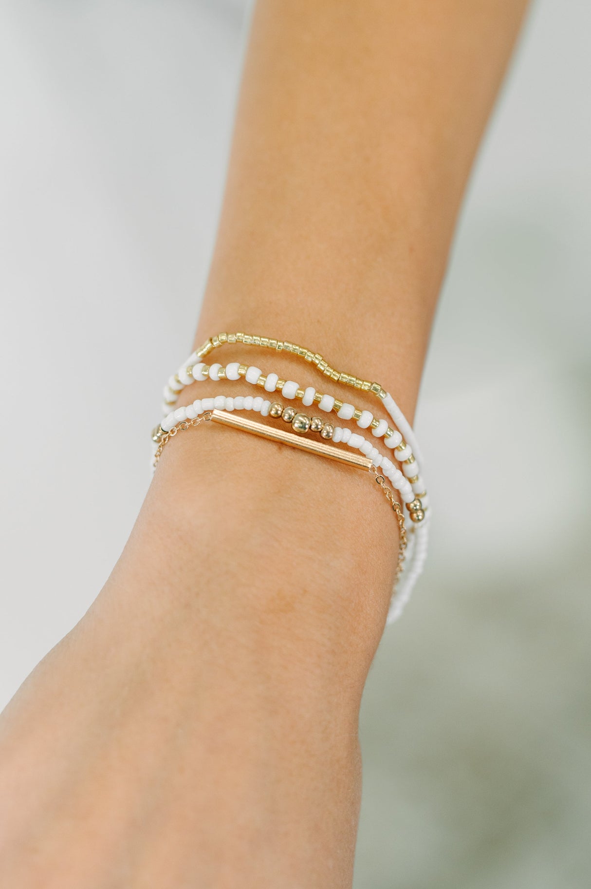 Conjunto de pulsera elegante y pulida en oro blanco y dorado