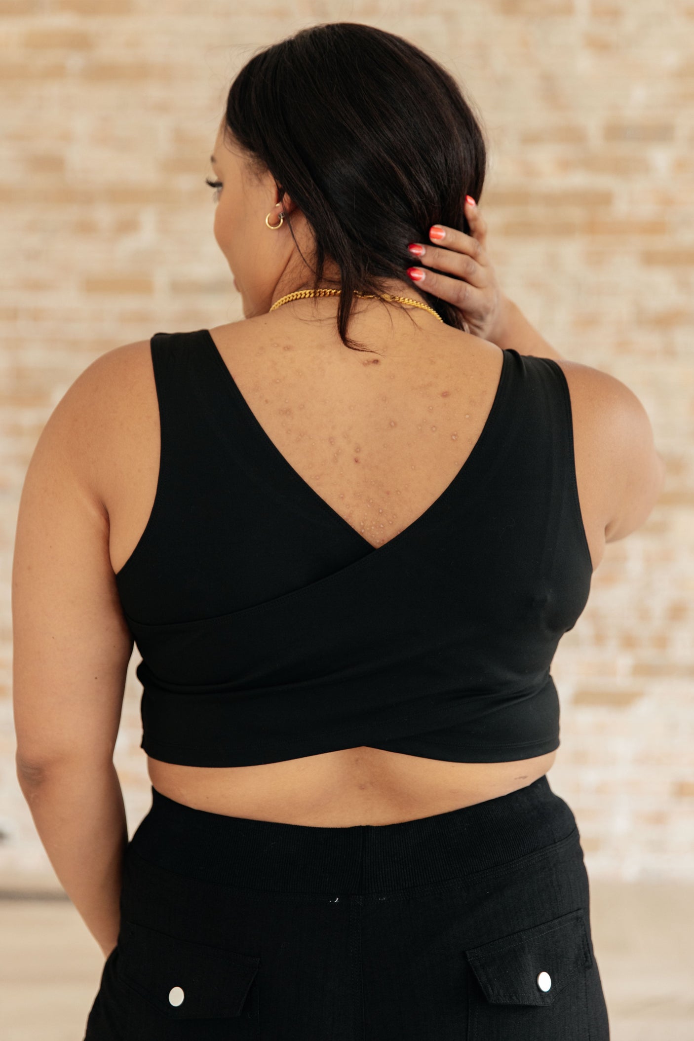 Camiseta corta con cuello en V "Read My Mind"