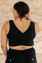 Camiseta corta con cuello en V "Read My Mind"