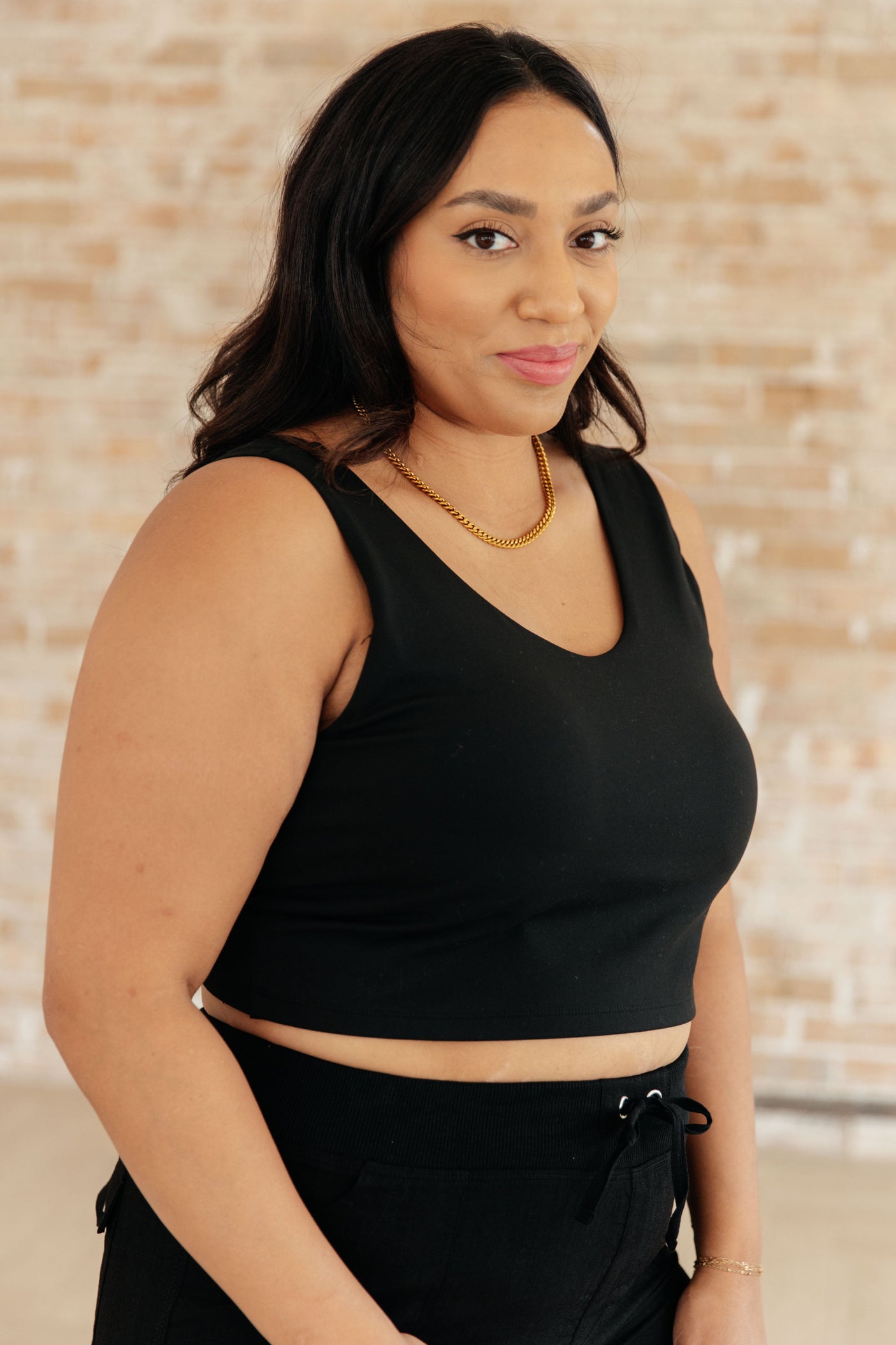 Camiseta corta con cuello en V "Read My Mind"