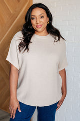 Top de punto con mangas dolman Relaxing Away en color topo