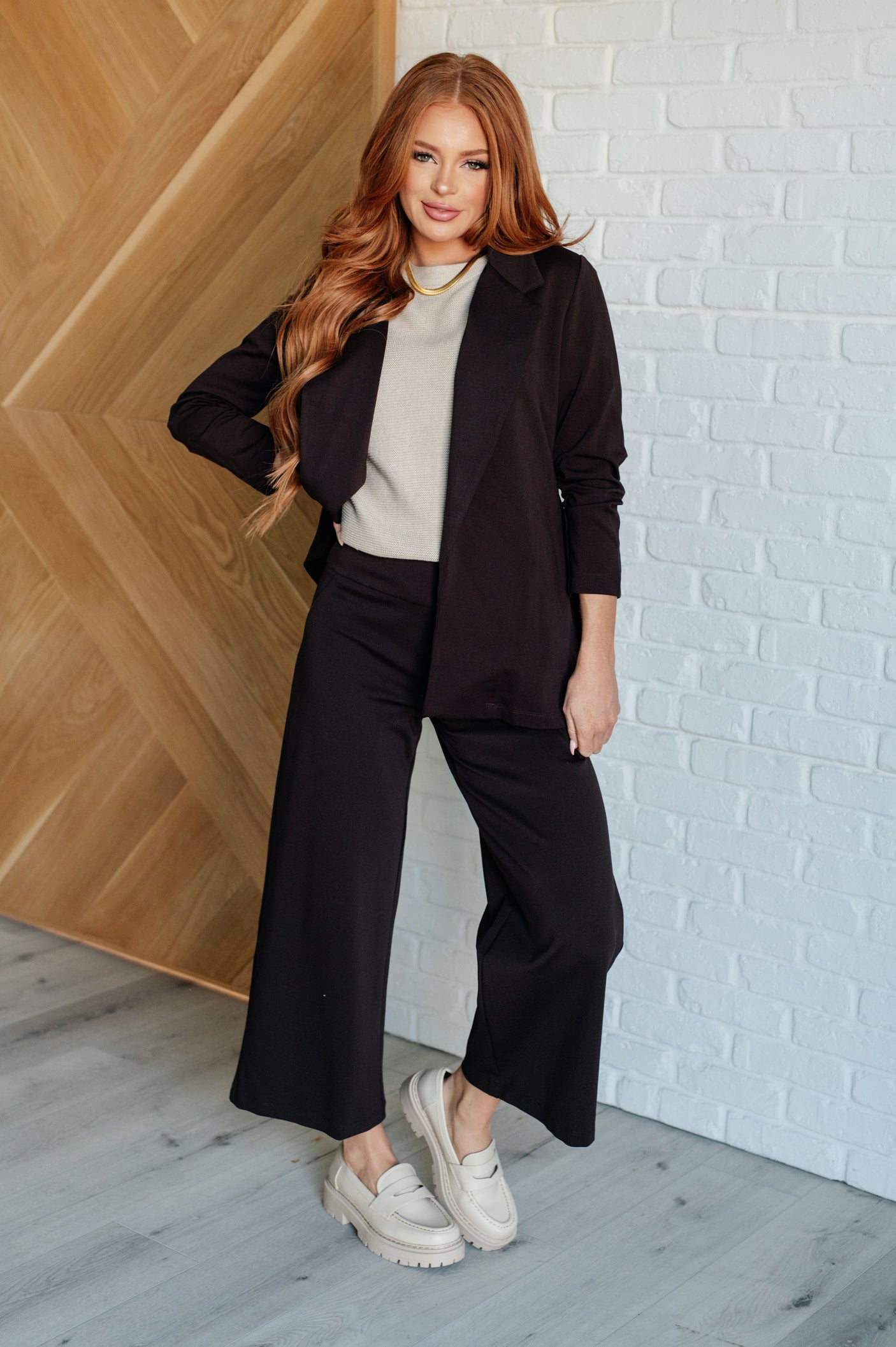 Top de punto con mangas dolman Relaxing Away en color topo