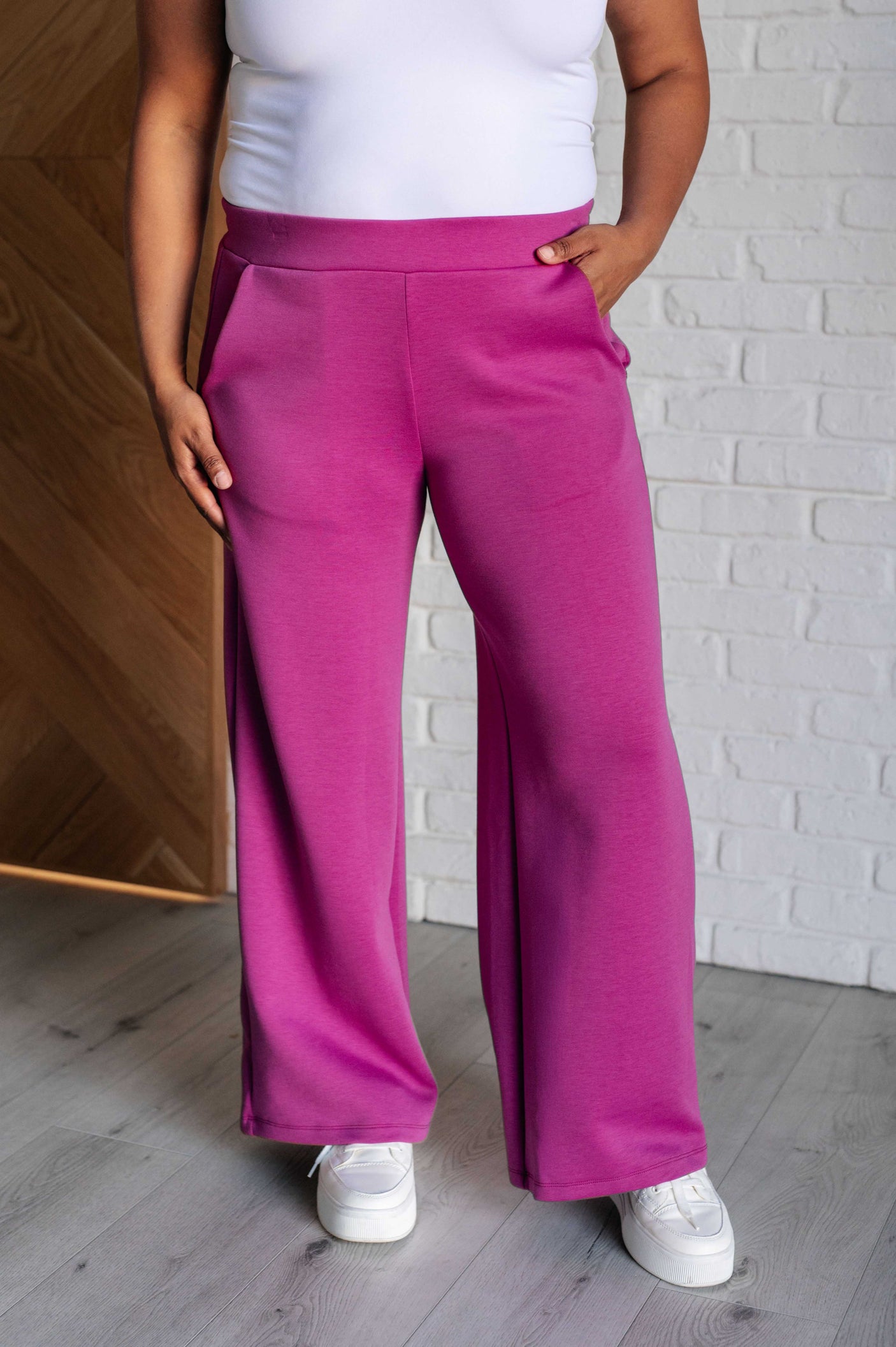 Pantalón corto de pernera ancha para viajes de resort en color magenta