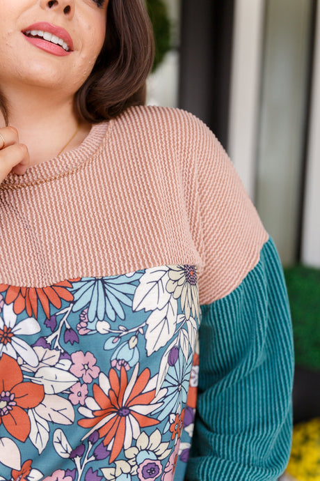 Top retro con bloques de color florales acanalados