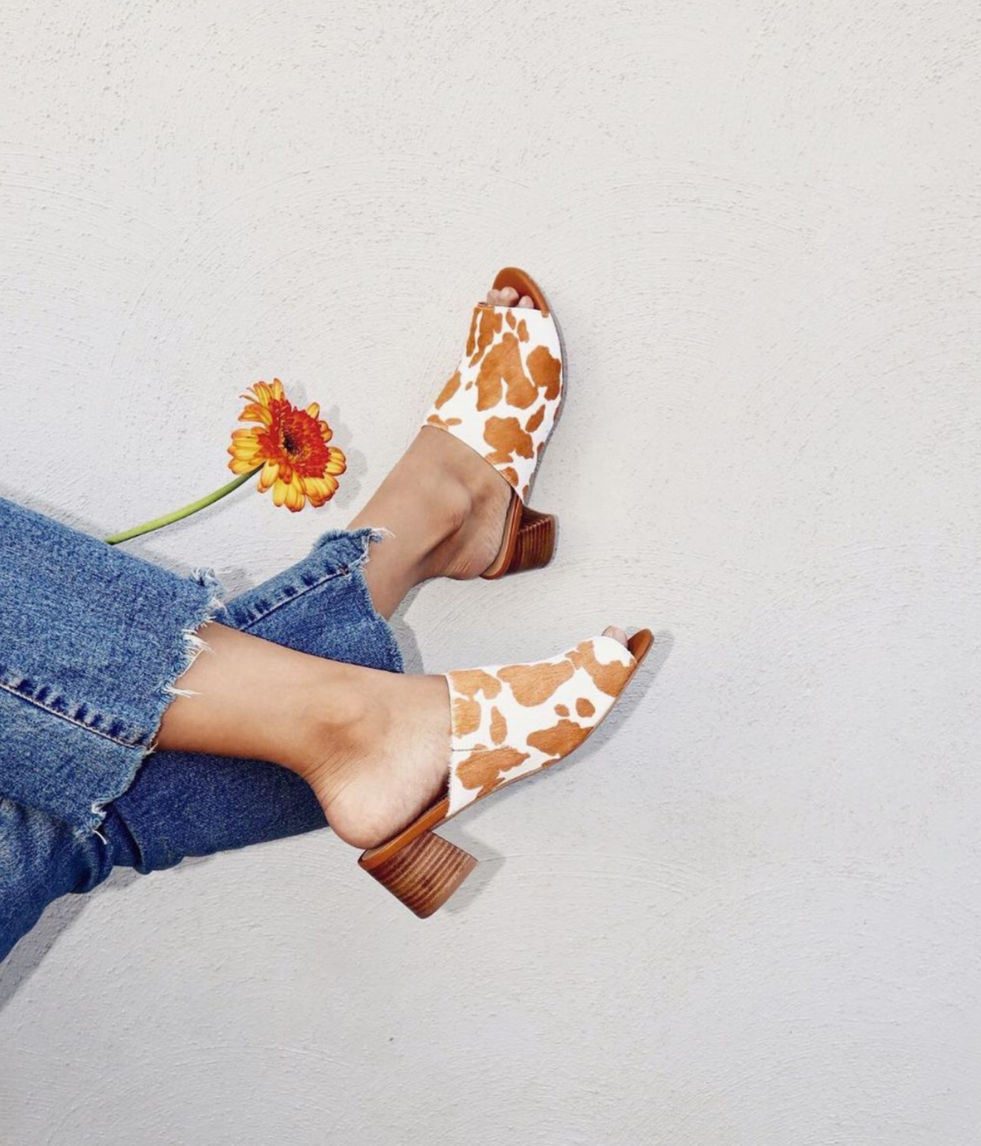 Sandalias Richwood Peeptoe de piel de vaca en color tostado y blanco