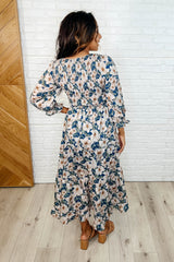 Vestido con cuello en V, volantes y romance