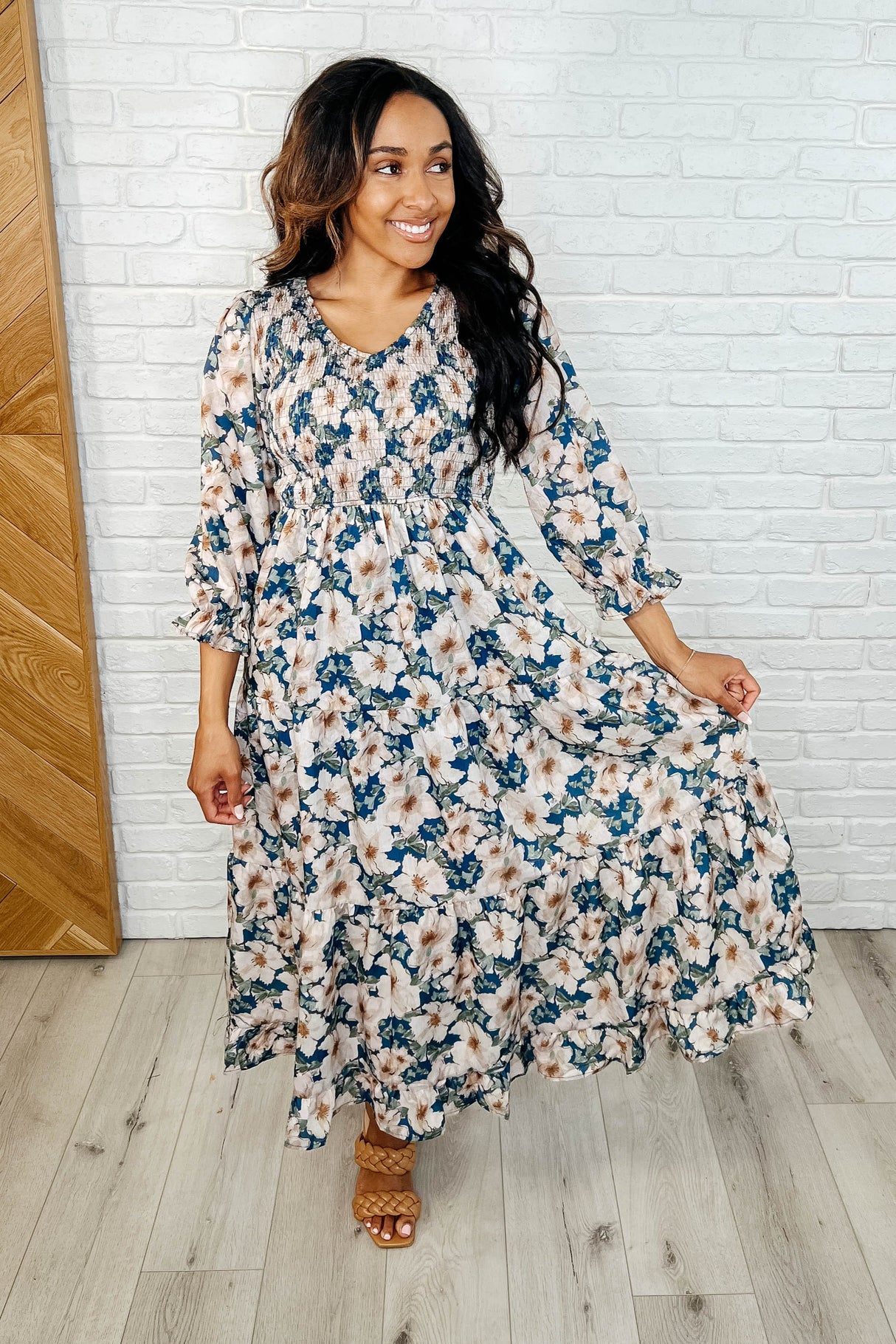 Vestido con cuello en V, volantes y romance