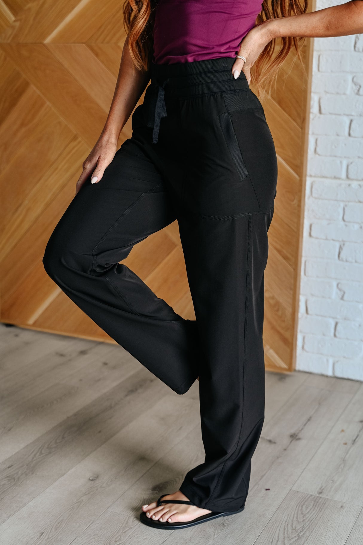 Joggers altos con cordón en negro