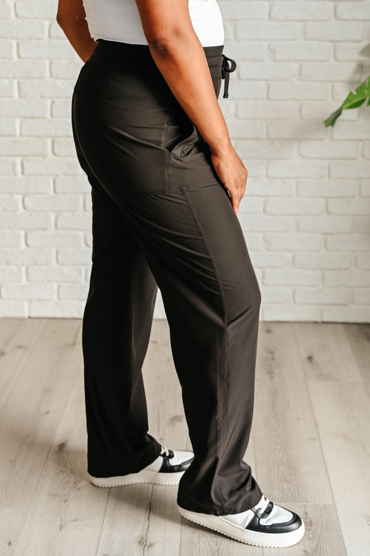 Joggers altos con cordón en negro