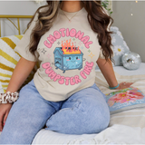 Camiseta gráfica con efecto de incendio en el contenedor de basura