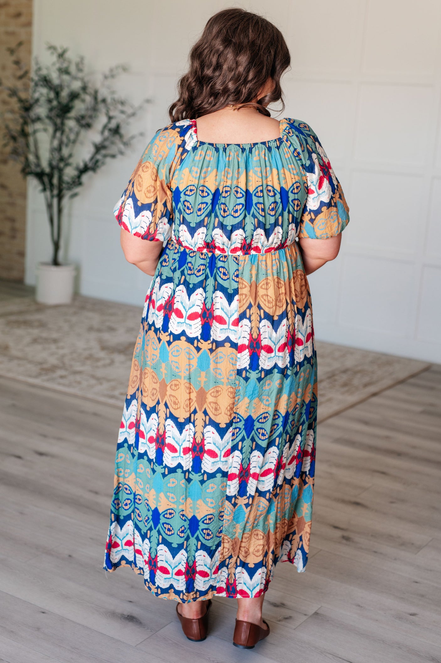 Vestido con cuello en V y mangas globo Shaping Reality