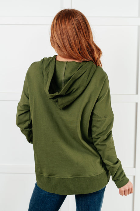 Sudadera con capucha y botones a presión, sencilla y ajustada.
