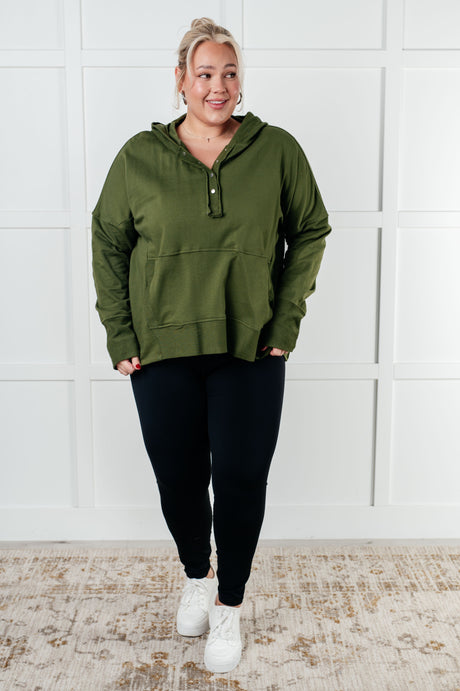 Sudadera con capucha y botones a presión, sencilla y ajustada.