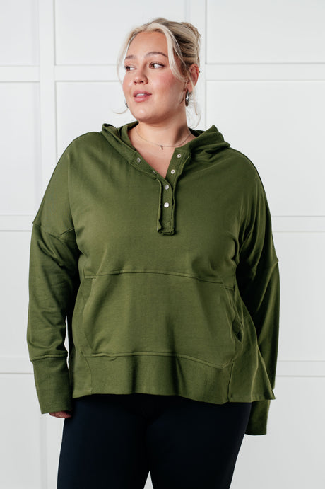 Sudadera con capucha y botones a presión, sencilla y ajustada.