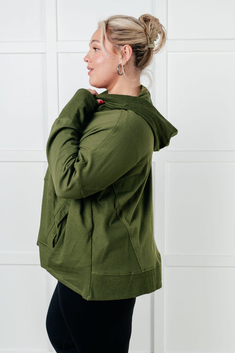 Sudadera con capucha y botones a presión, sencilla y ajustada.