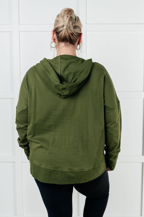 Sudadera con capucha y botones a presión, sencilla y ajustada.