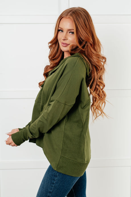 Sudadera con capucha y botones a presión, sencilla y ajustada.
