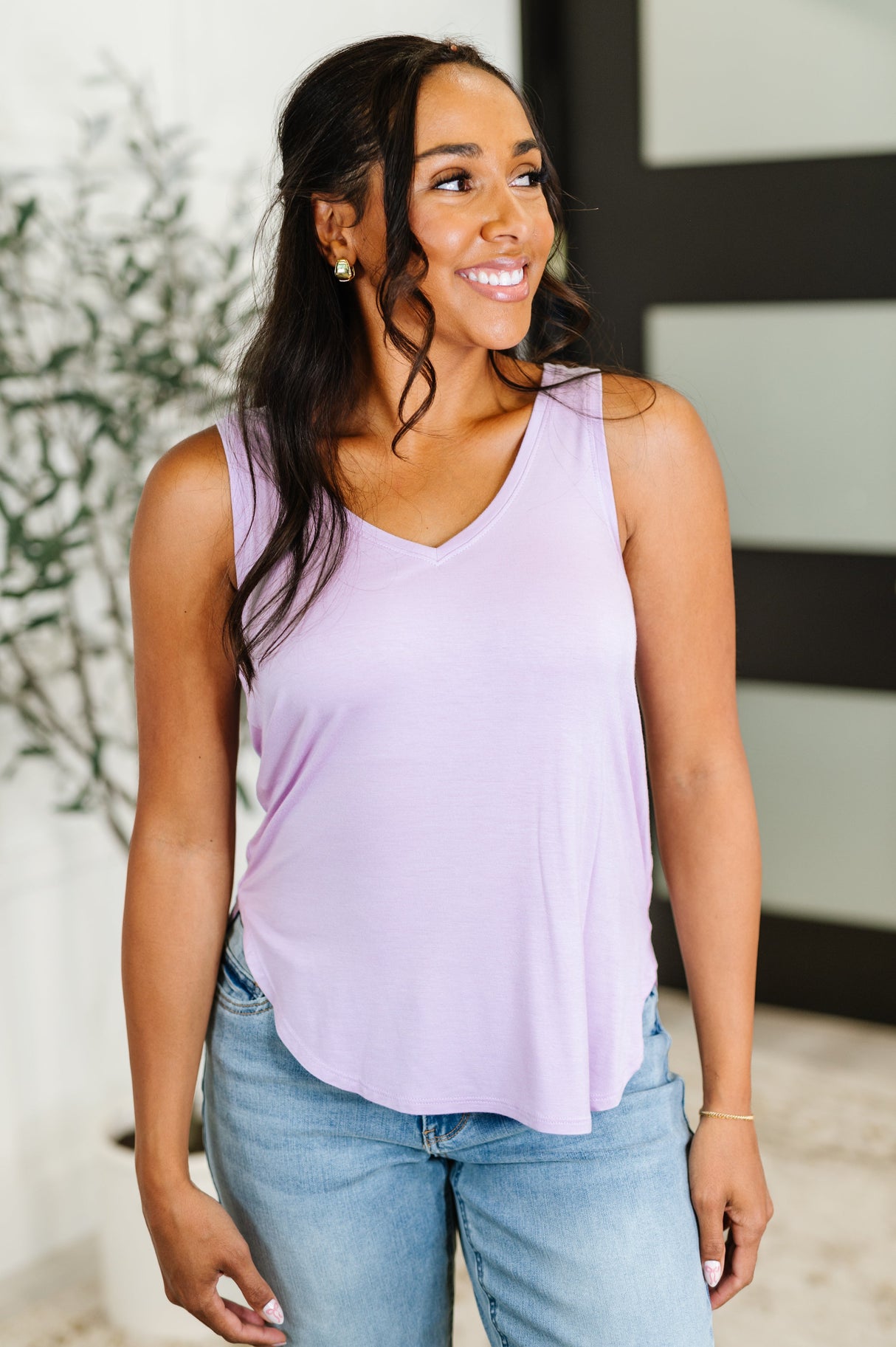 Camiseta básica de cuello en V Simpler Times en color lavanda