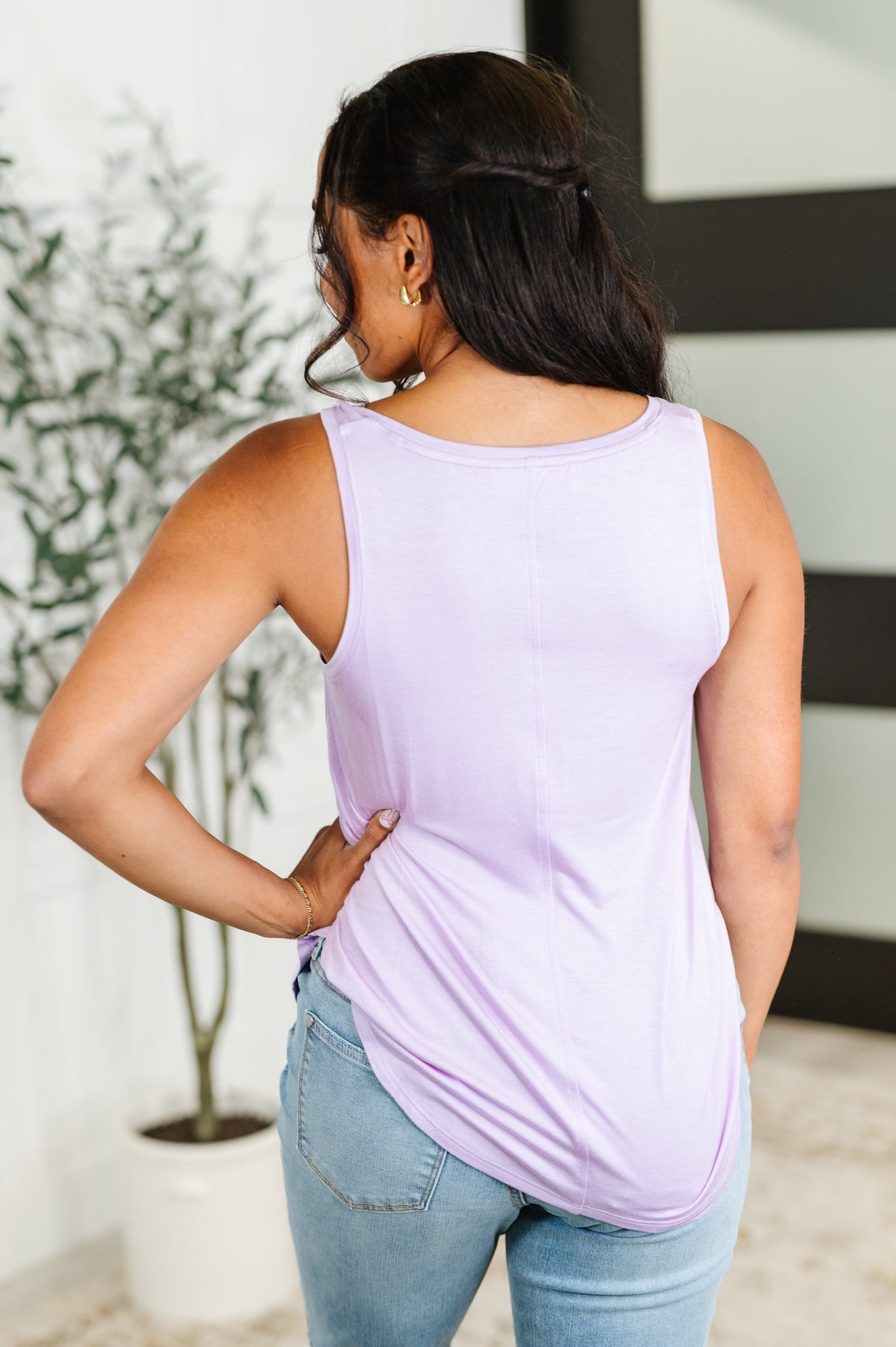Camiseta básica de cuello en V Simpler Times en color lavanda
