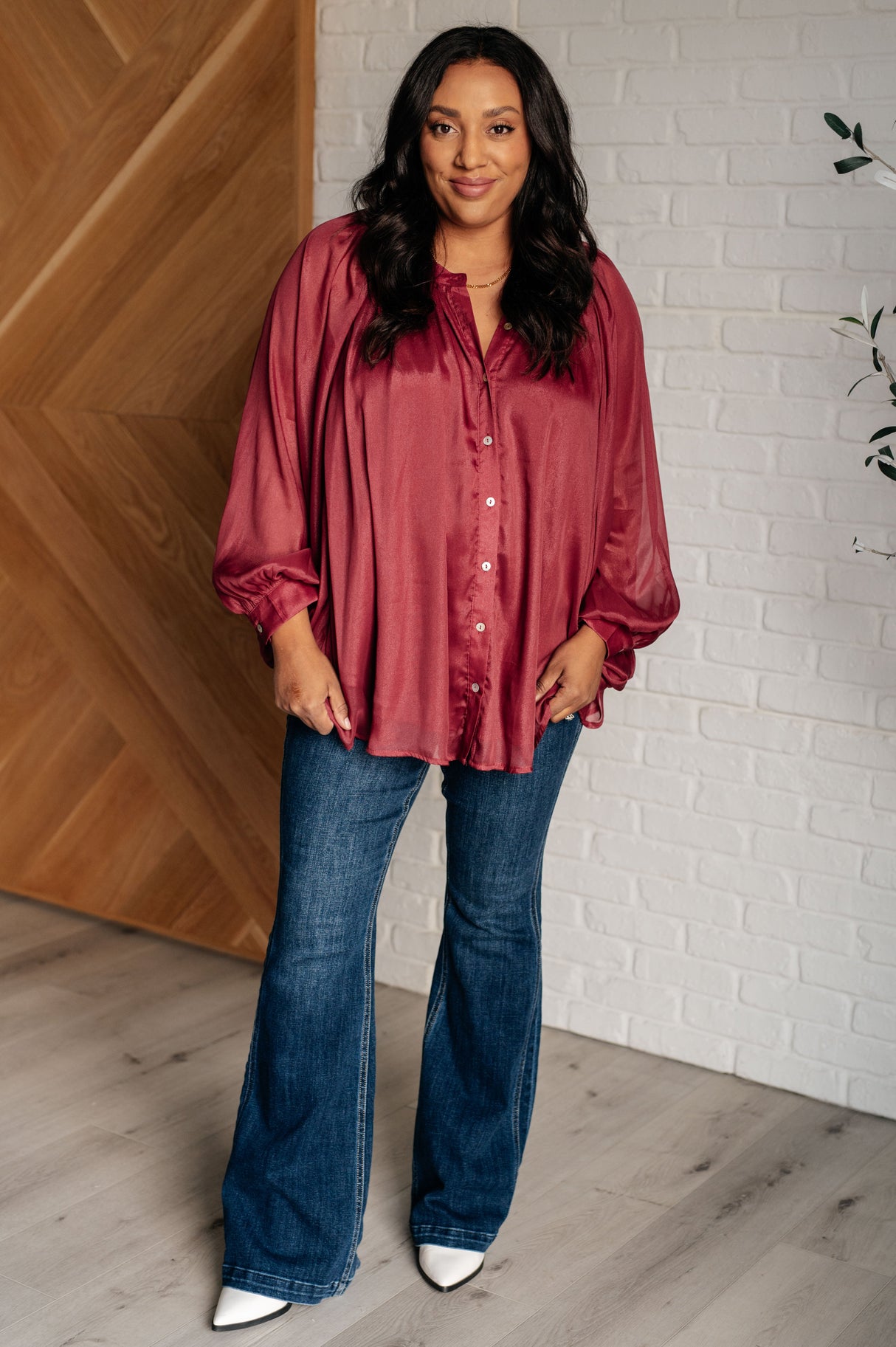Camisa abotonada con mangas de murciélago y sonrisas y pucheros